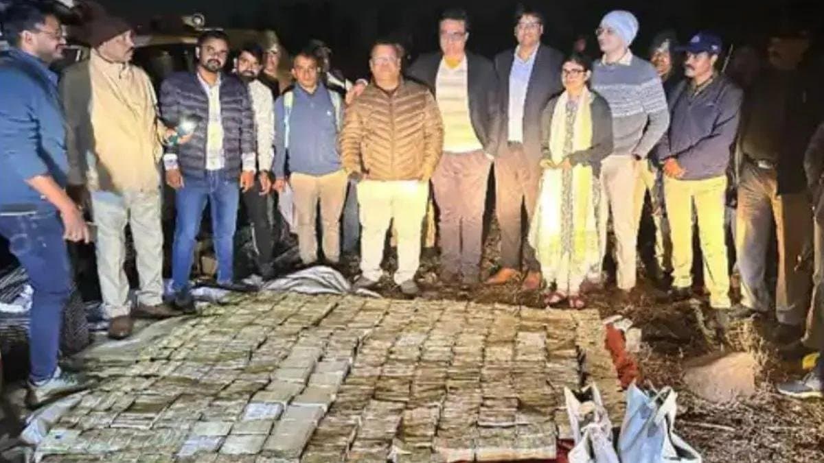  52 kg gold, rupees 10 crore cash found in an abandoned car in Bhopal jungle gnr