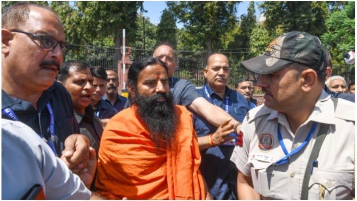 RAMDEV: ‘ক্ষমাপ্রার্থনা বিজ্ঞাপনের মতই কি বড় ছিল’?, রামদেবকে তীব্র ভর্ৎসনা সুপ্রিম কোর্টের 
