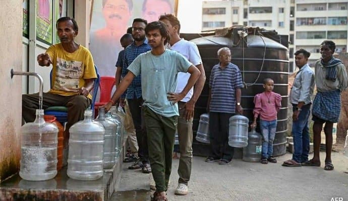Water : বেঙ্গালুরুতে তীব্র জলের হাহাকার 
