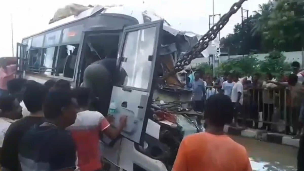 Burdwan Road Accident at least many people died 
