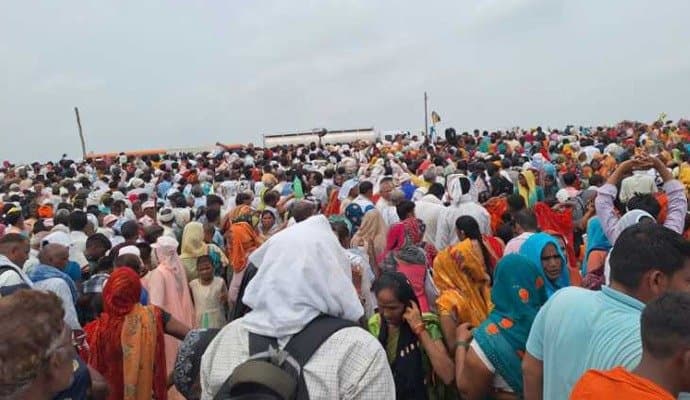 Hathras: 'ভোলে বাবা'র পায়ের ধুলো নিতে গিয়েই হুড়োহুড়ি, দুর্ঘটনার পর পলাতক ধর্মগুরু 