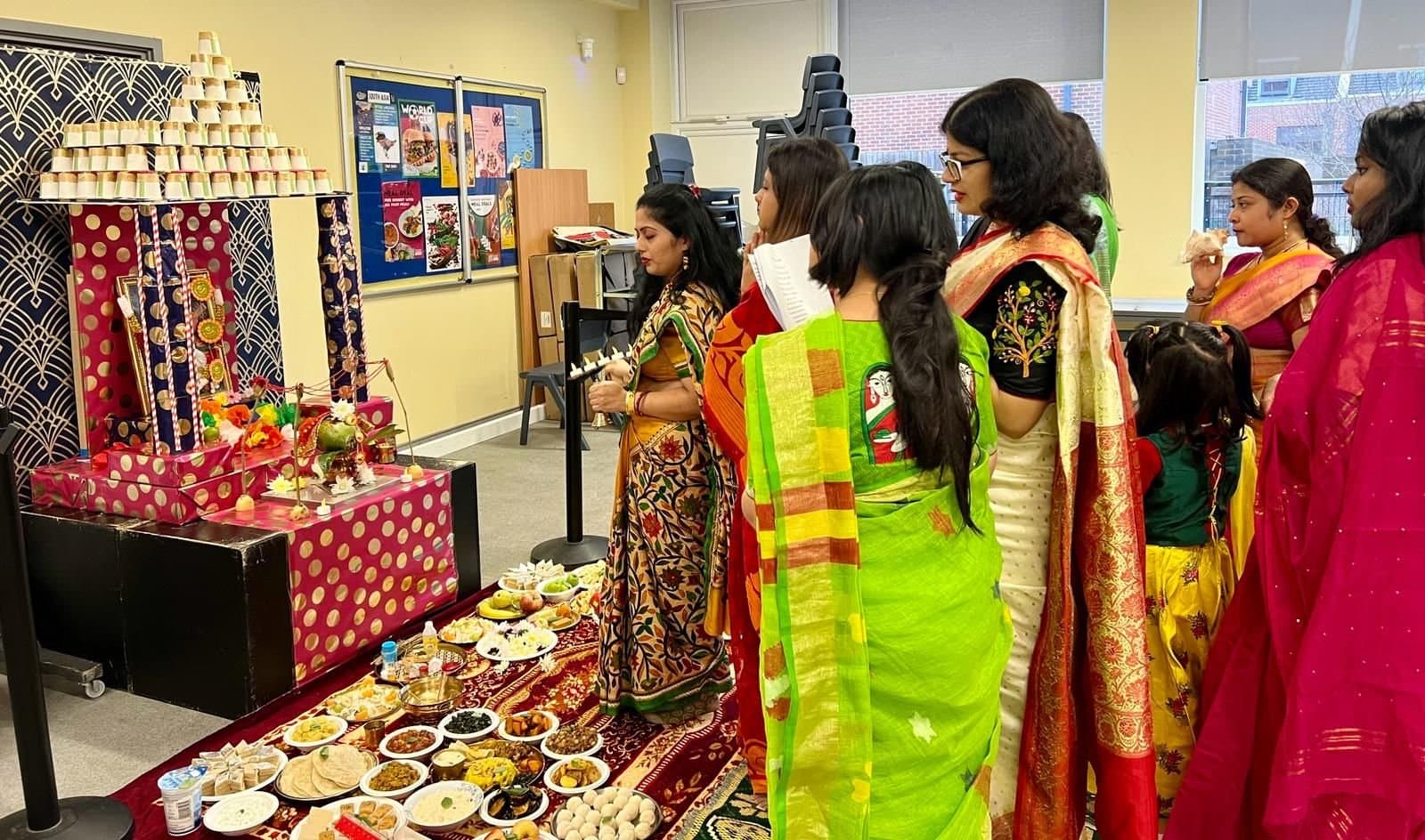পিচবোর্ডের প্রতিমা, পুরোহিত আসনে প্রমীলাগণ, বিদ্যার দেবী আরাধিত ব্রিটেনে সর্বত্র 