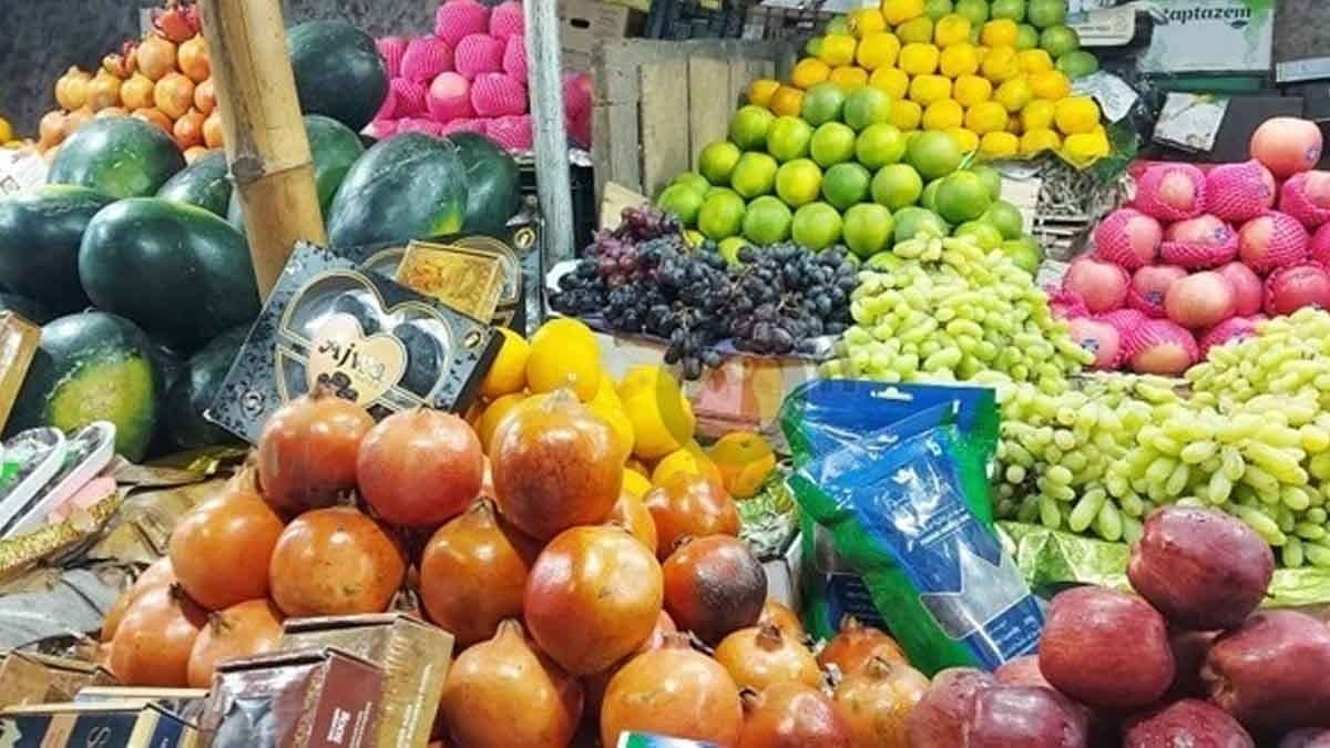  Before Lakshmi Puja, the prices of flowers, fruits and vegetables increases