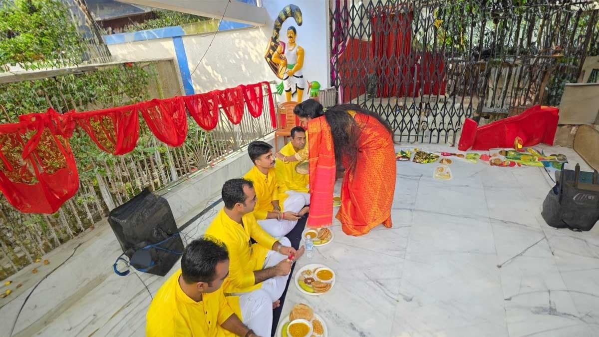 ভাইফোঁটাতে পুলিশ 'দাদাভাইকে' রক্ষার শপথ 'পুলিশ' বোনেদের 