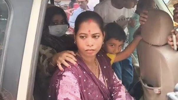 BSF Jawan Purnam Kumar Wife Rajni Going to Pathankot with Child