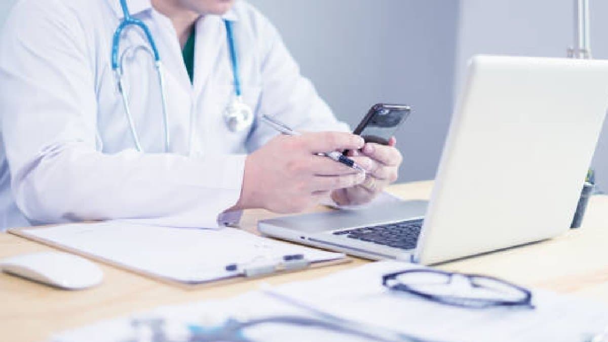 Uttarpradesh incident woman lay in emergency dies doctor watches reels in up gnr 