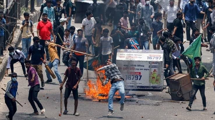 Protesters attacked on jail, free hundreds of prisoners