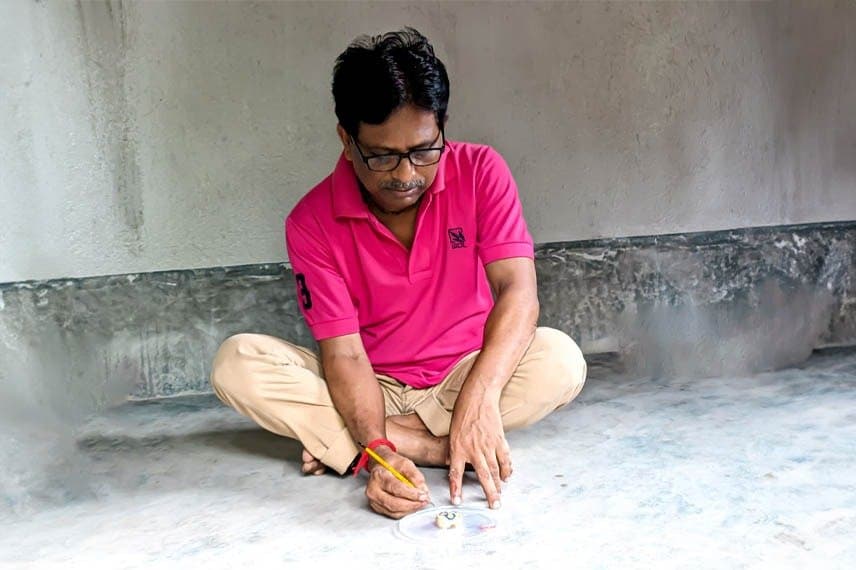 Ashoknagar artist painted goddes Durga on rasgulla