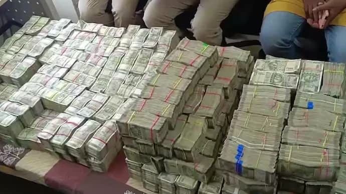 CASH: অন্ধ্রপ্রদেশে দুর্ঘটনাগ্রস্ত গাড়ি থেকে বাজেয়াপ্ত নগদ ৭ কোটি টাকা