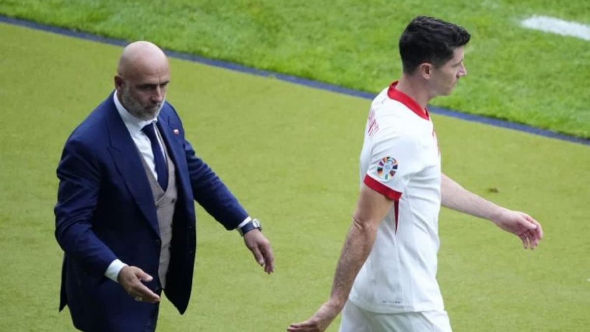 Poland coach Michał Probierz resigns after dispute with star striker Robert Lewandowski