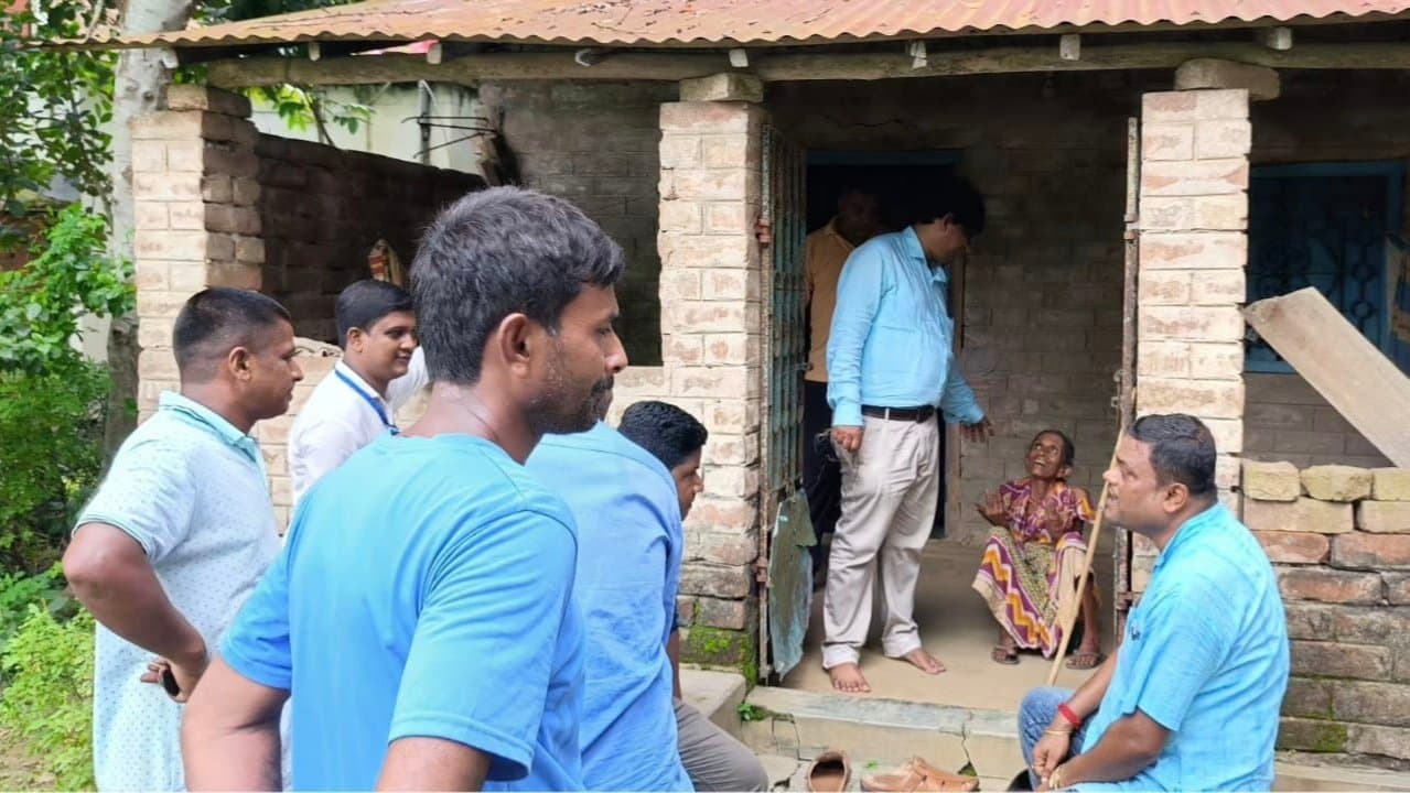 Hooghly: ডেঙ্গির বাড়বাড়ন্ত, বলাগড়ে শুরু স্পেশাল স্ক্রিনিং ক্যাম্প, গ্রামে ঘুরে বাসিন্দাদের খোঁজ নিলেন মুখ্য স্বাস্থ্য আধিকারিক