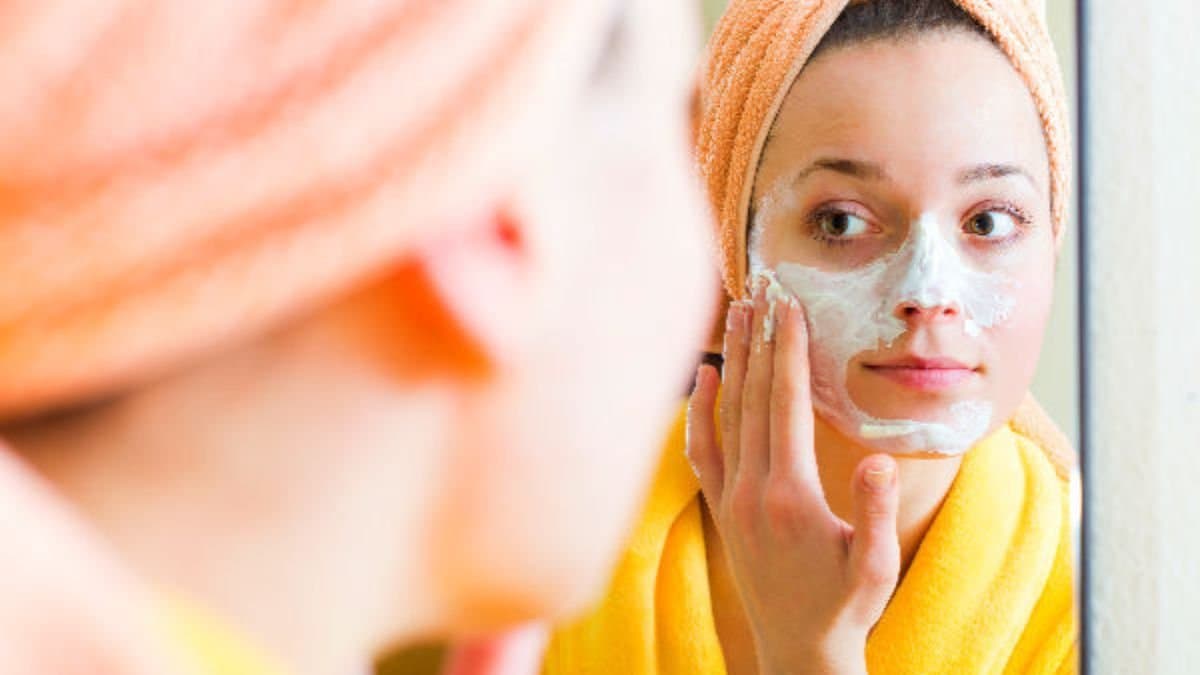 All these home made face packs with besan can your san tan and make your skin glowing and brightening lif