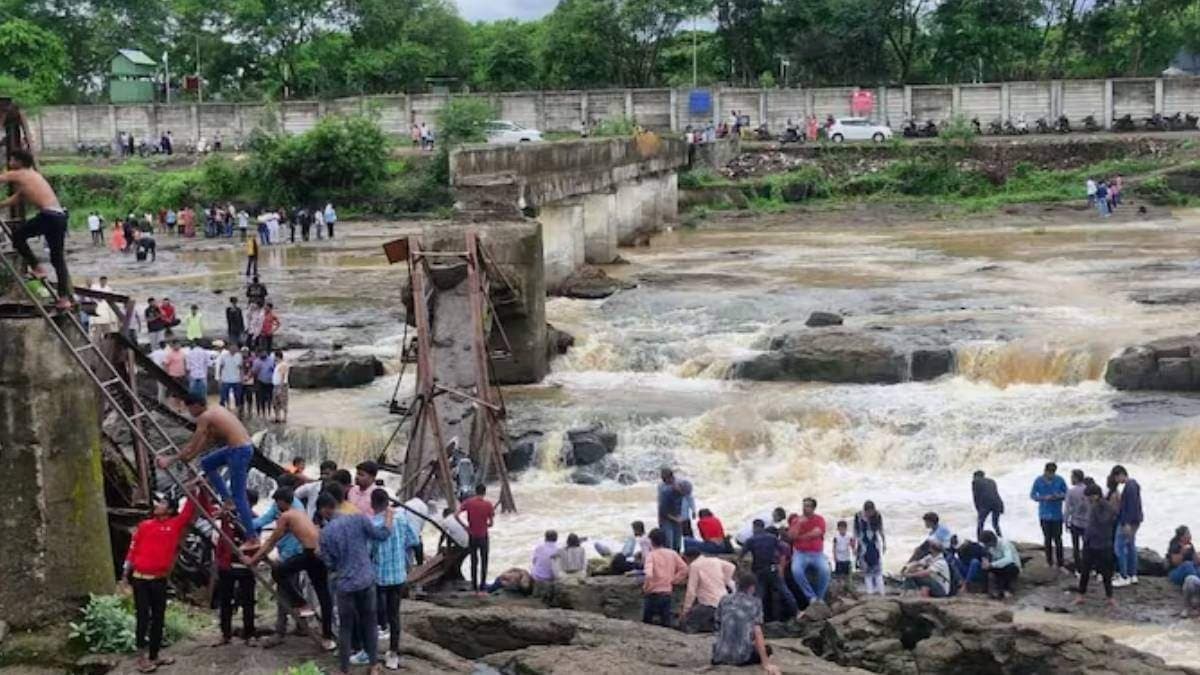 ৮০,০০০ টাকা বরাদ্দ করা সত্ত্বেও হয়নি মেরামত, পুনেতে সেতু ভাঙার পরেই প্রকাশ্যে একের পর এক বিস্ফোরক তথ্য