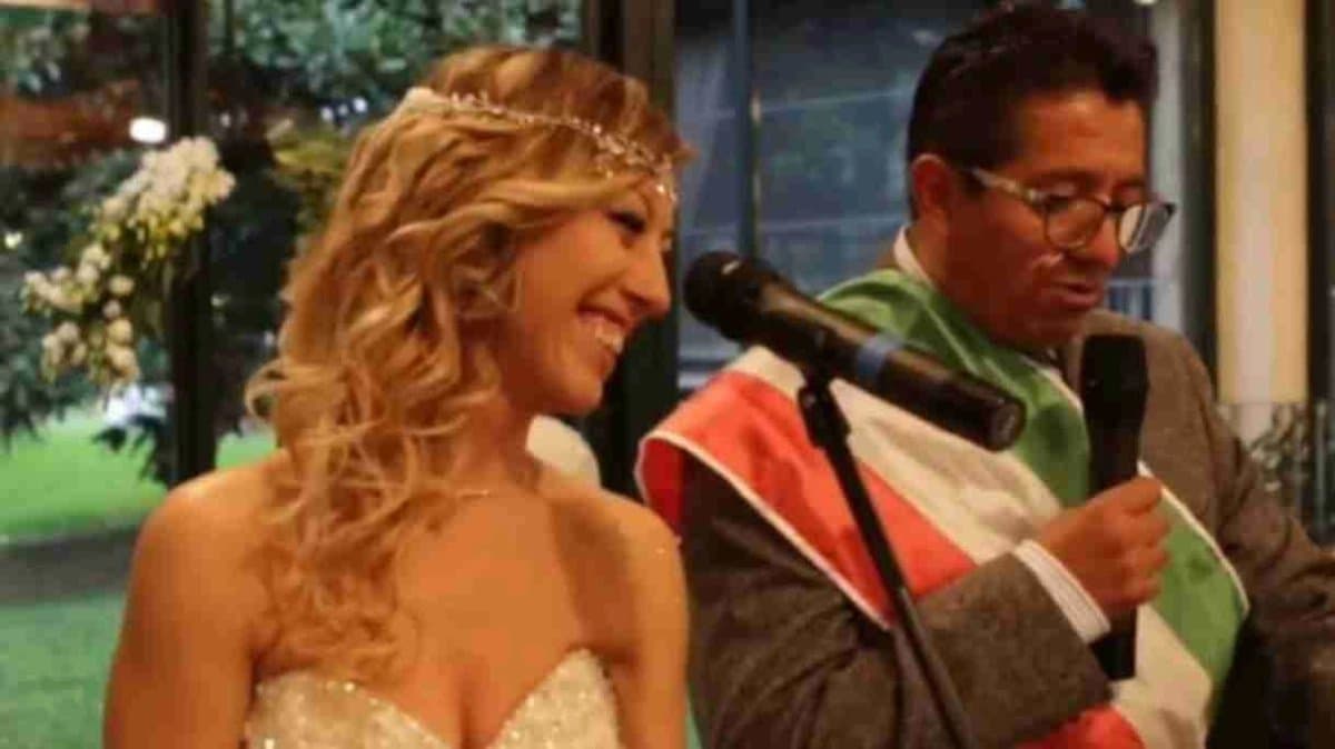 Tired Of Waiting For Perfect Partner Woman Marries Herself 