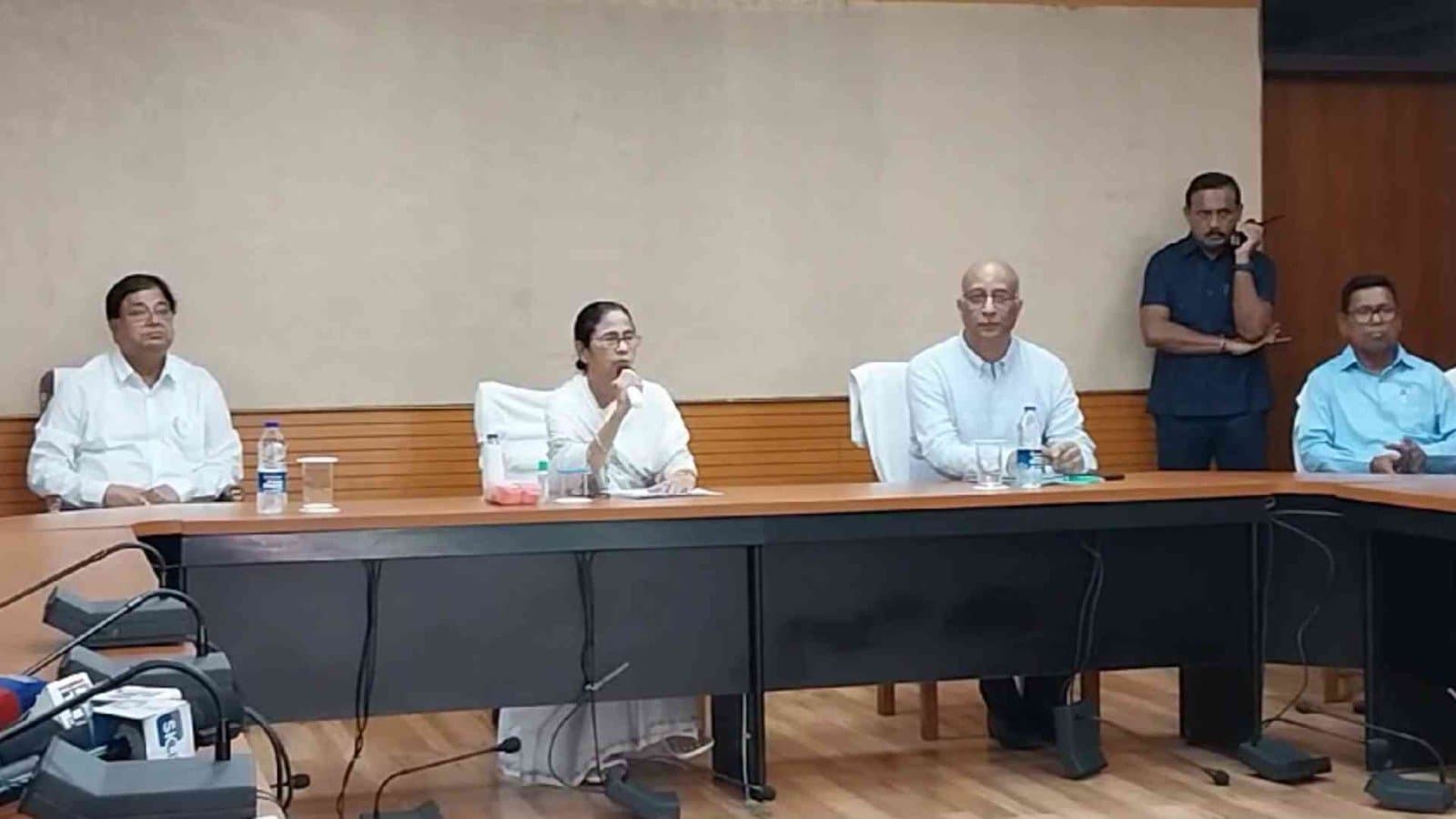 Mamata banerjee blames central government for flood situation in north bengal_gnr