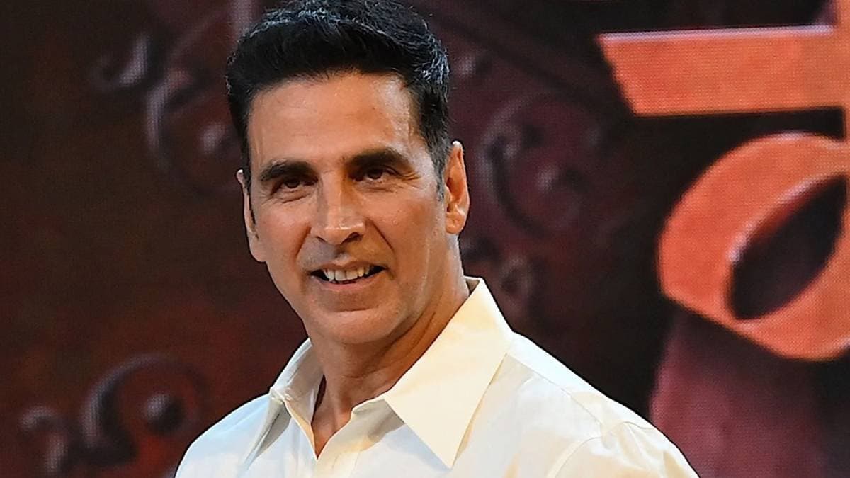 Akshay Kumar Goes Undercover in Mask to Hear Housefull 5 Reviews First-hand