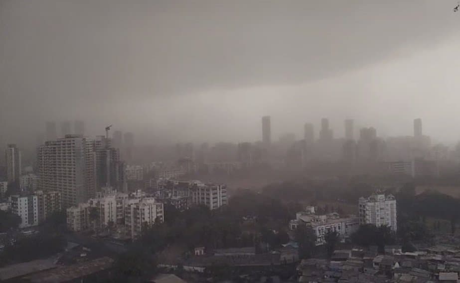Mumbai: ‌ধুলো ঝড়ে বিপর্যস্ত মুম্বই, ঝোড়ো হাওয়ার সঙ্গে প্রবল বৃষ্টির জেরে বিমান ওঠানামায় জারি নিষেধাজ্ঞা 