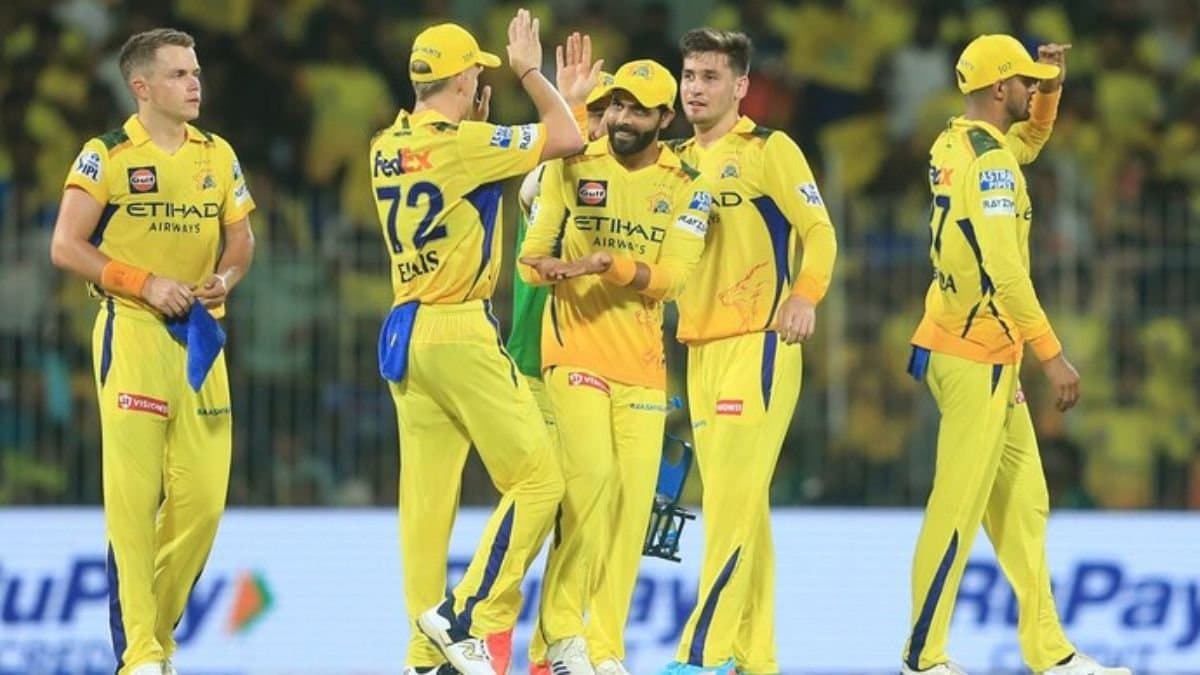 IPL 2025: A section of fans is accusing the Chennai Super Kings of tampering with the ball during their clash against Mumbai Indians spt 