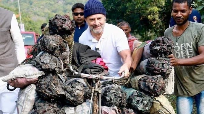 Rahul Gandhi: ২০০ কেজি কয়লা সাইকেলে নিয়ে ঝাড়খণ্ডে হাঁটলেন রাহুল গান্ধী