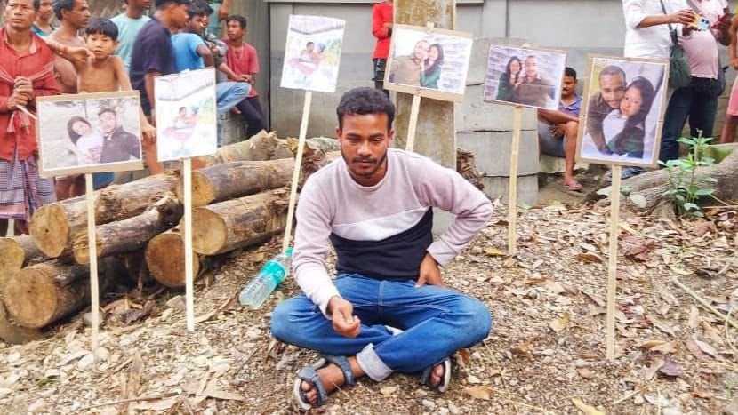 বিয়ের দাবিতে প্রেমিকার বাড়ির বাইরে ধর্নায় যুবক