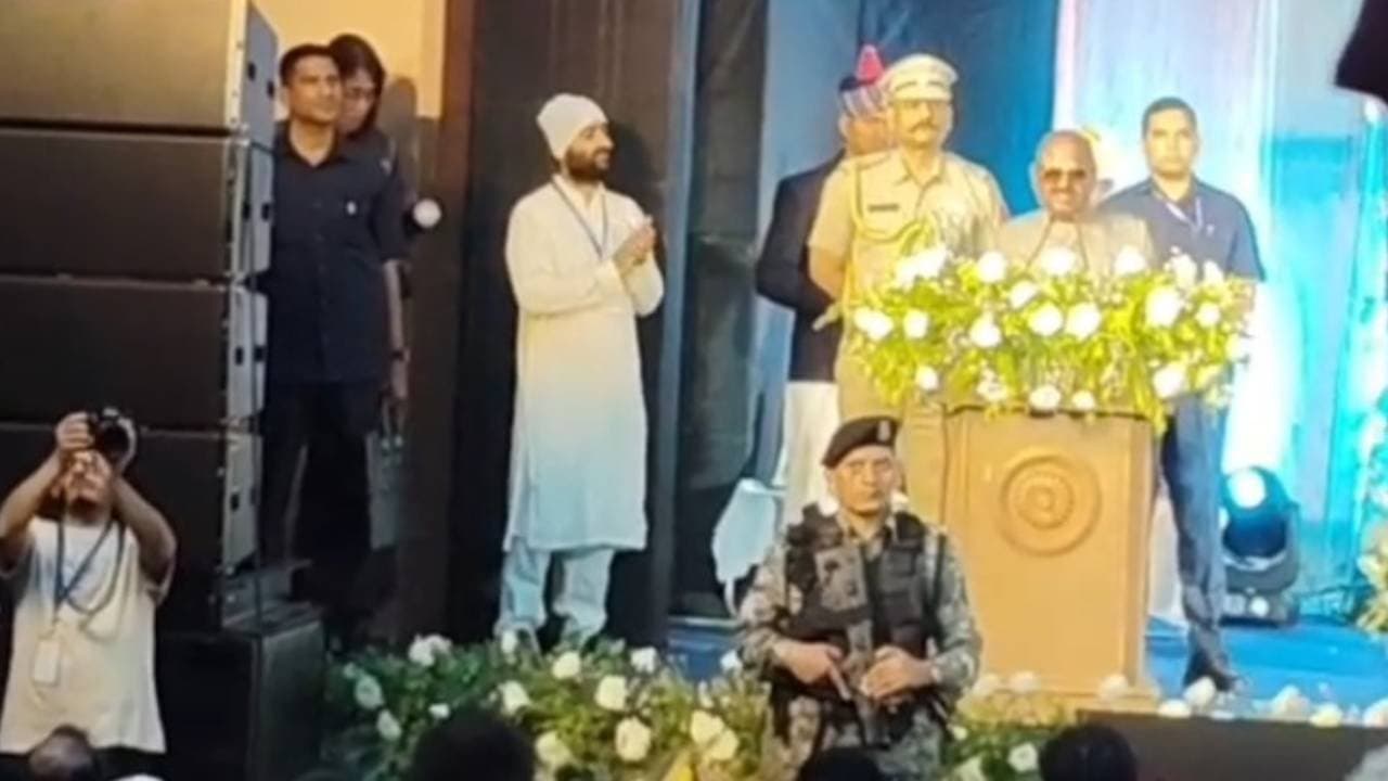 জিয়াগঞ্জে অরিজিৎ সিং-এর সঙ্গে একই মঞ্চে রাজ্যপাল 