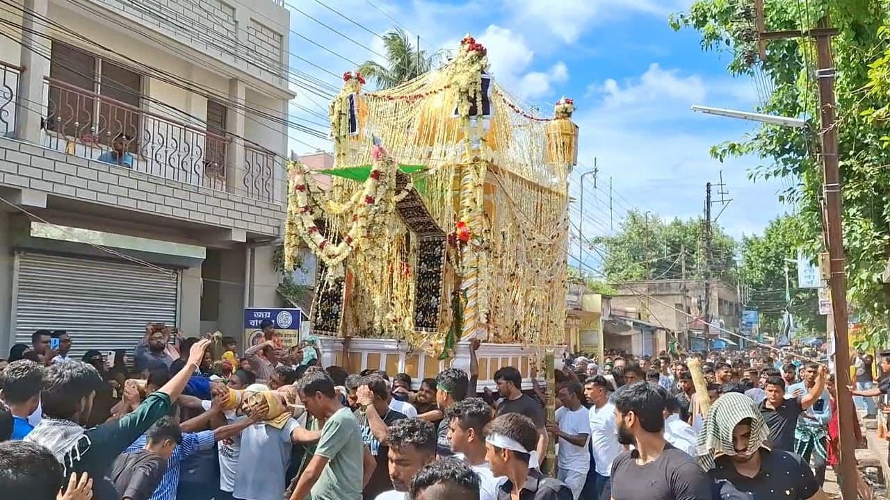 Hooghly: মহর‌‌মে হুগলি ইমামবাড়ায় উপচে পড়া ভিড়, দেখা গেল সম্প্রীতির ছবি
