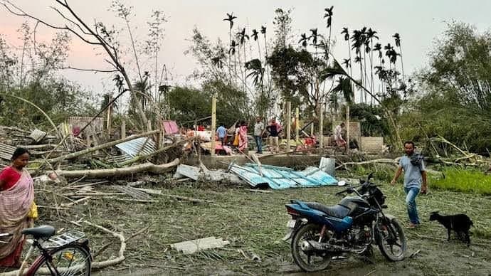 Jalpaiguri: ‌জলপাইগুড়িতে ঝড়ে ক্ষতিগ্রস্ত একাধিক ভোটকেন্দ্র, মেরামতির কাজ শুরু করল কমিশন 