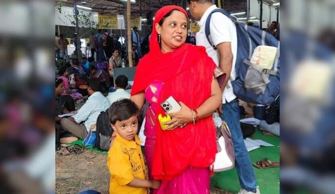 একরত্তি ছেলেকে নিয়েই ভোটের কাজে বেরোলেন হুগলির ইসমাতারা