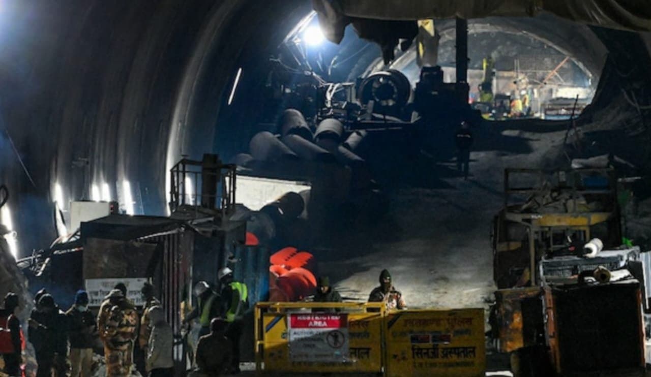 Uttarakhand Tunnel Collapse: মেশিন ভেঙে চুরমার, উত্তরকাশীতে শ্রমিকদের উদ্ধারে কী মানুষই ভরসা? 
